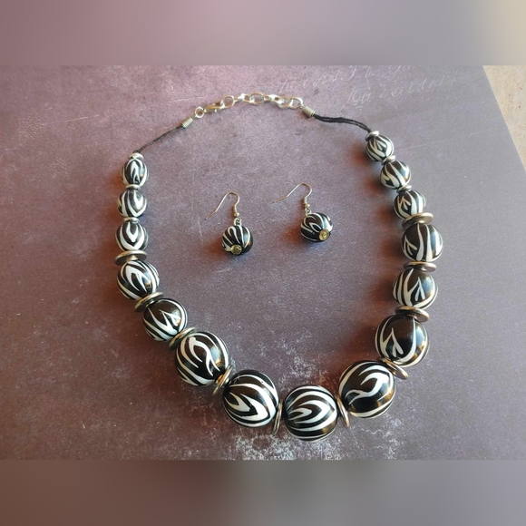 RARE/Vintage 80's Zebra wooden beaded necklace & earring set. - Picture 17 of 17